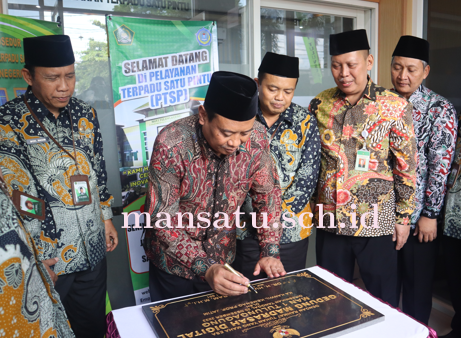 Kakanwil Kemenag Jawa Timur Resmikan Gedung Madrasah Digital MAN 1 Tulungagung